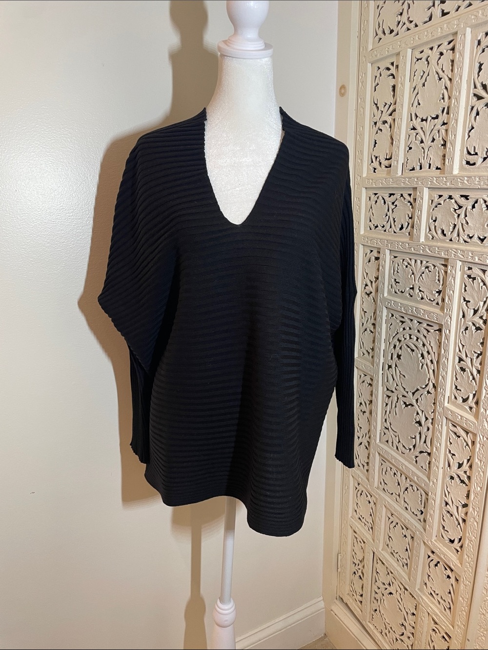 Women's wool Ribbed V-Neck Sweater - Black